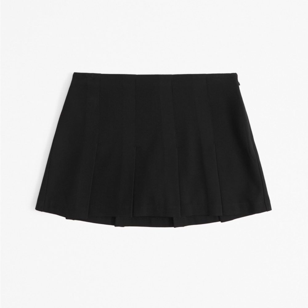 NWT Abercrombie & Fitch Mid Rise Pleated Mini Skort in black.